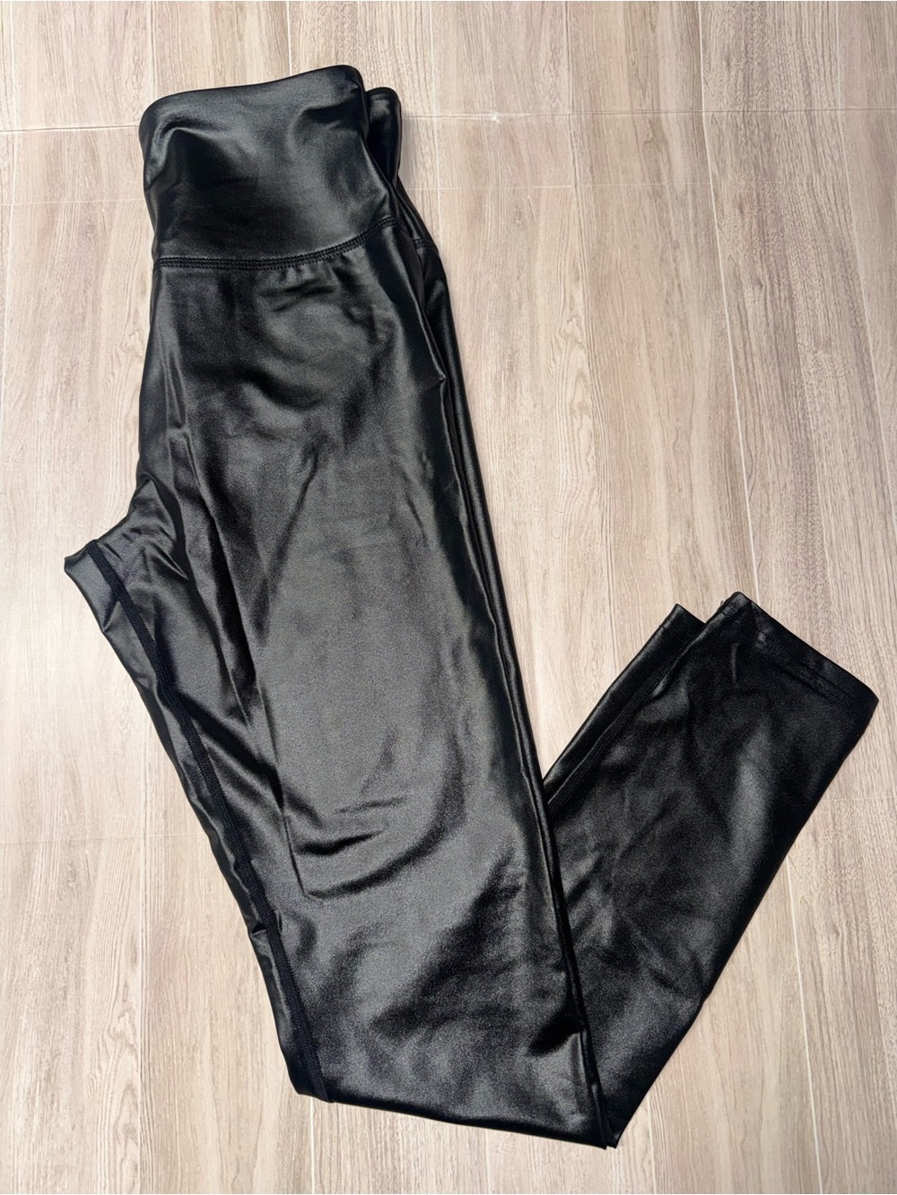 High-Waisted Shiny Leggings - Black